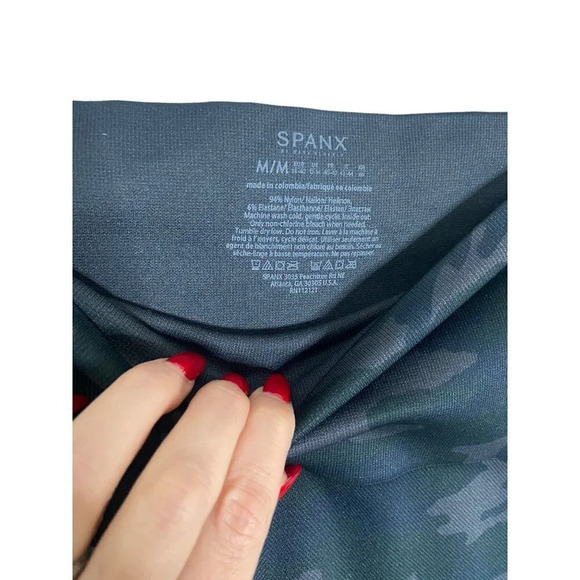 SPANX Look At Me Now Leggings Black Camo-sz Medium - Picture 9 of 9